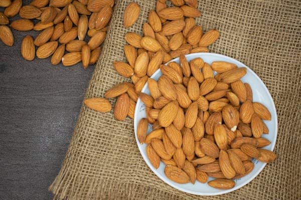 Almonds to lose weight and improve heart health
